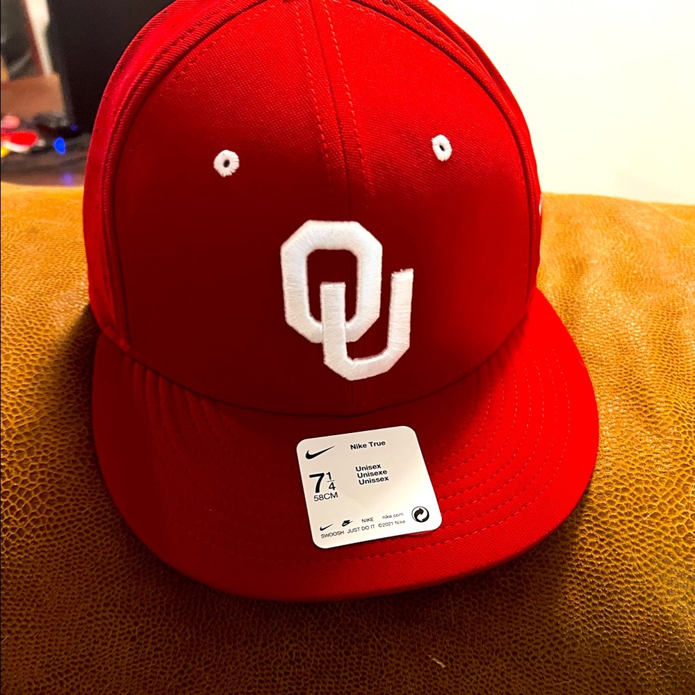 Oklahoma university Nike flex fit on field baseball hat BRAND NEW